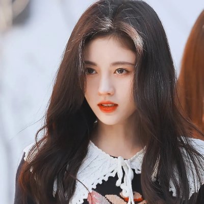 坐在酒吧里吃蛋糕